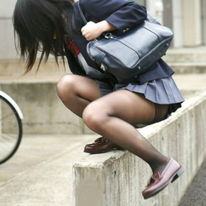 【黒パンストJKエロ画像】寒さを凌ぐ為の女子校生たちのパンティーストッキングが卑猥極まりない（30枚）